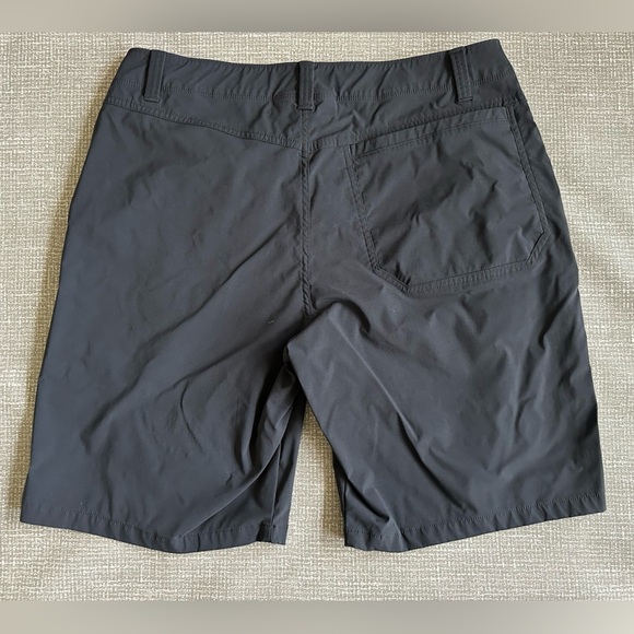 Under Armour Men’s Black Flat Front Lightweight Short Size 34 - Picture 2 of 10